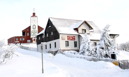 Mückentürmchen und Restaurant im Winter