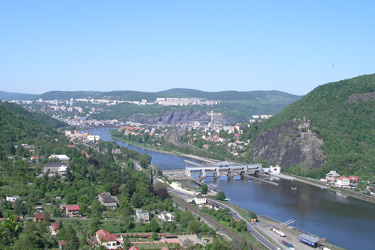 Stadtpanorama Ústí nad Labem mit der Burg Střekov